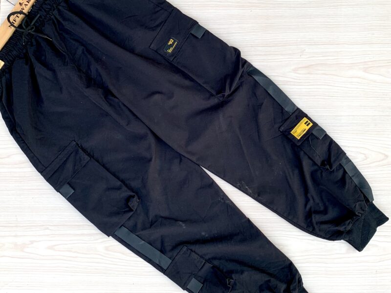 Sidepocket trousers and cargo pants